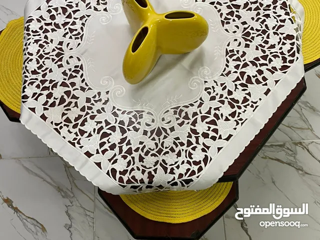 طاولة وسط خشب (فورمايكا) شكل سداسي مع 3 طاولات صغار سداسي كمان ولوازم الطاولة