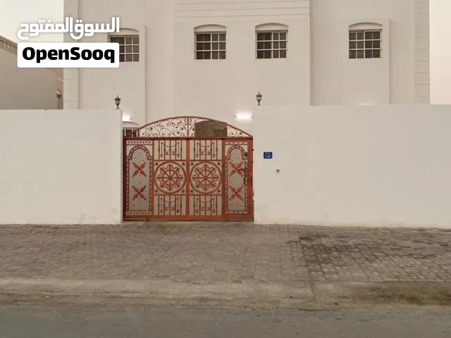 شقة نظيفة للإيجار في المعبيلة الجنوبية تشمل الانترنات – موقع مميز قريب من شارع النزهة و جميع الخدمات