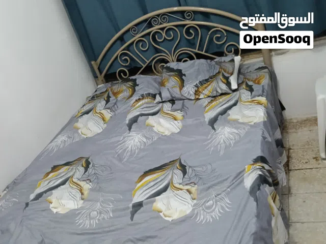 سرير حديد كبير