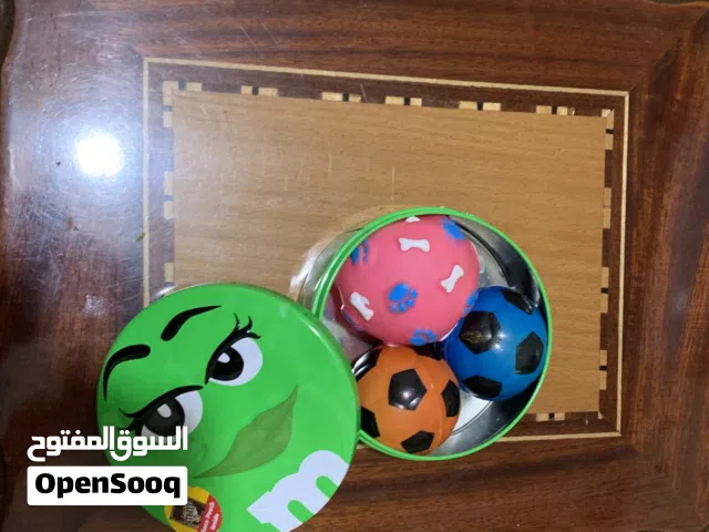 كراتين من الإسفنج و واحدة من المطاط ويأتي معها العلبة السعر ثلاثة دولار