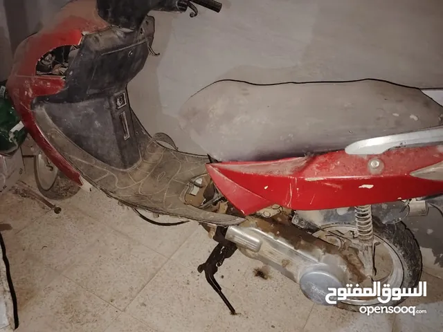 سكوتر مكنة طلقة بس بدو بطارية واقف لي 3 شهور