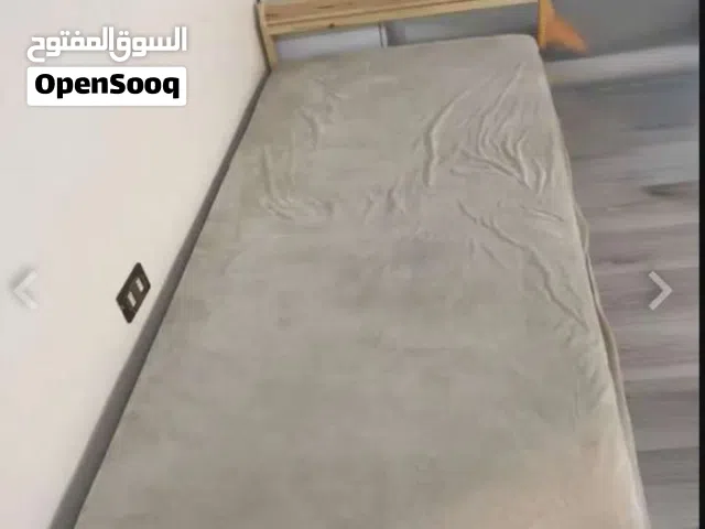 سرير خشب مع مرتبة من ايكيا