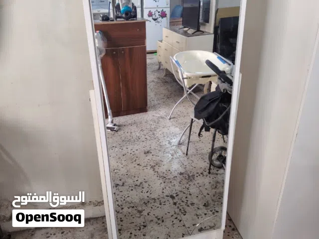 مراية مع رفوف متحركه فوق وتحت ثقيله جدآ