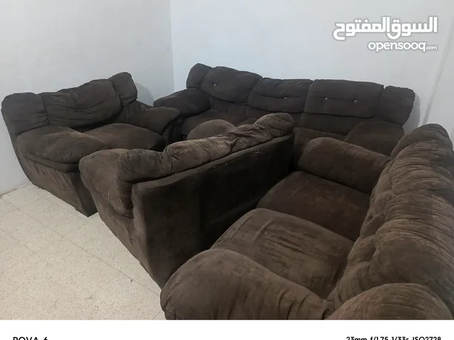كنب نوع الدب لون بني بحاله حيده مع مكنسه كهرباء