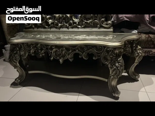 مراية مدخل بطاولة للاستقبال نظيفة جداً