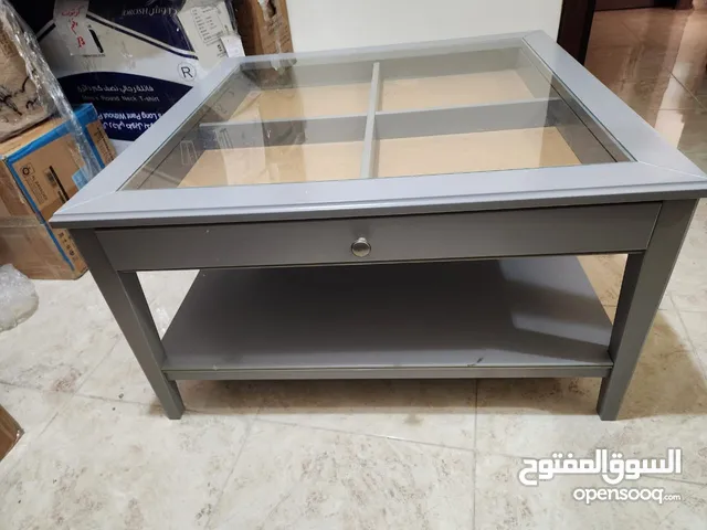 طاولة خشب و زجاج إستعمال بسيط من إيكيا