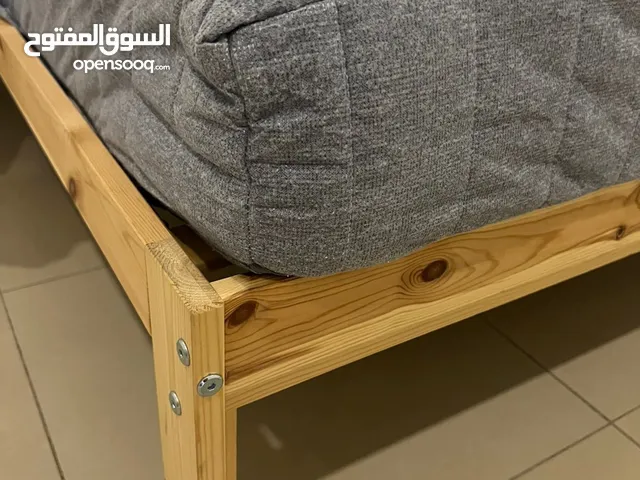 سرير و مرتبة للبيع 140*200 بحالة ممتازة شبه جديد