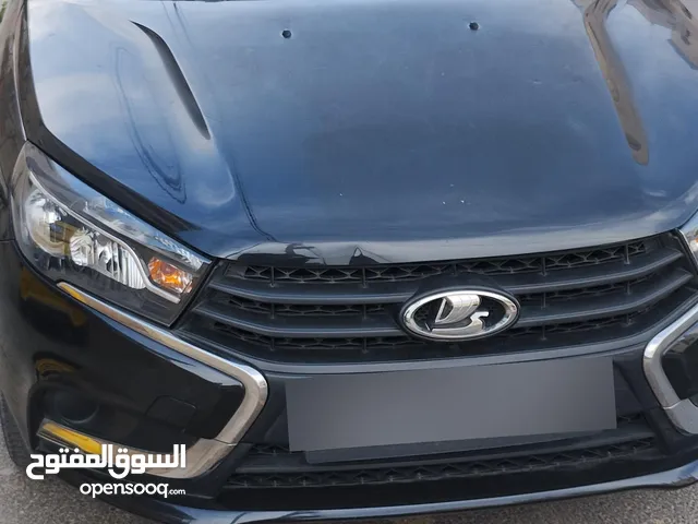 سيارة لادا فيستا للبيع. 2019 لون اسود ماتور 1600 اقتصادية جدا. مالك اول