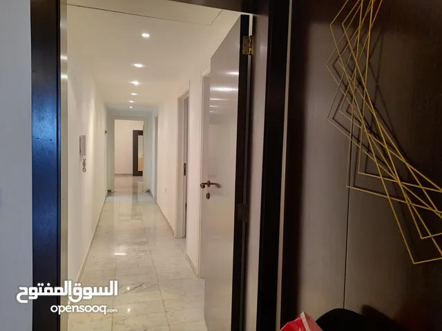 شقة فخمة للبيع بأجمل موقع في بيروت مطل على البحر. صفّ أوّل .