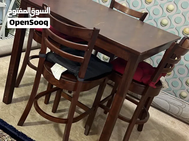 طاوله مع 4 كراسي نظيفة جدا