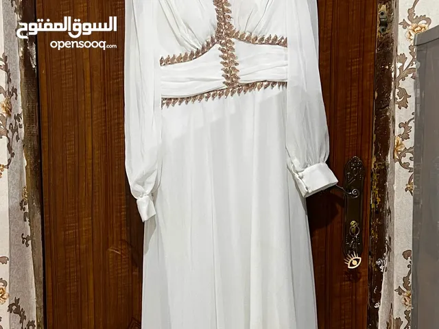 بنات بدلات ملبوسات مره وحده فقط بعدهن نظيفات