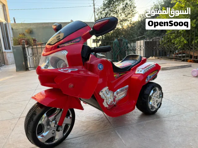 سيارة أطفال كهربائية وزحلوقة مائية