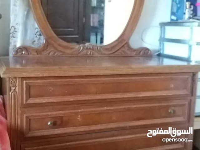خزانة وبيرو بحالة ممتازة