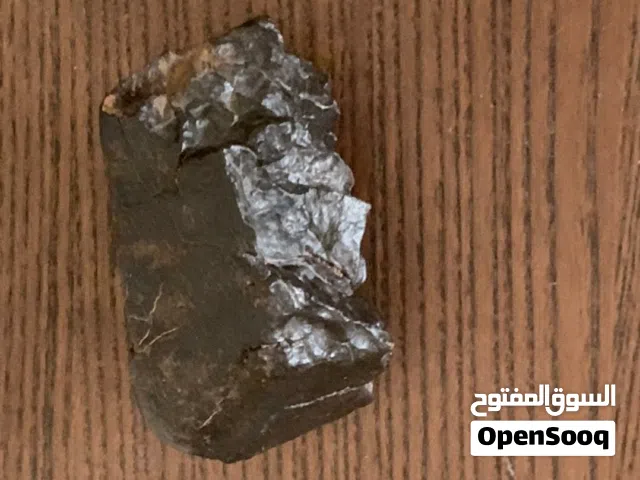نيزك فضائي معه شهادة تحليل من امريكا للبيع وزنه 685غرام تقريبا