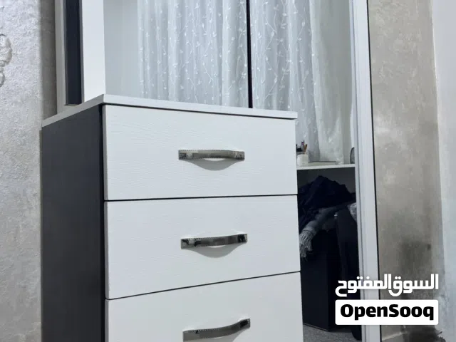 تواليت مودرن مع مراية كبيرة  وبفتح من جوا و طبقات