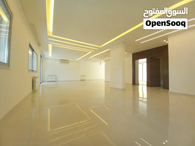 شقة واسعة وفخمة للإيجار – موقع مميّز في قلب الزلقة