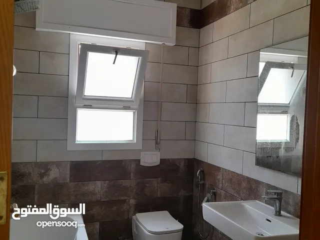 مبنى إداري كبير تشطيب ممتاز للإيجار على البحر رئيسي طريق الشط بعد مصحة يشفين 40 غرفة