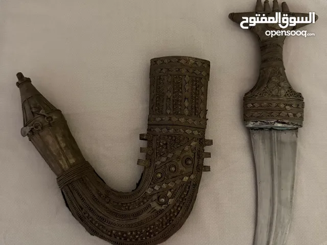 خنجرين أنتيك واحد كبير و الآخر حجم اصغر منه قليلاً
