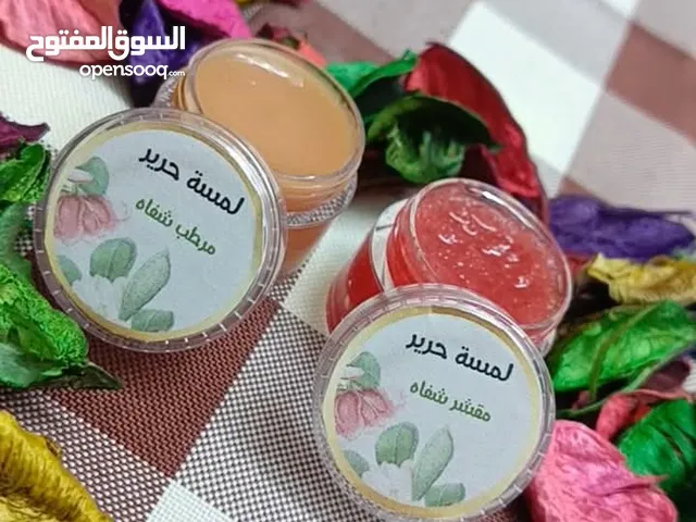 عناية بالبشرة والشفايف والرموش