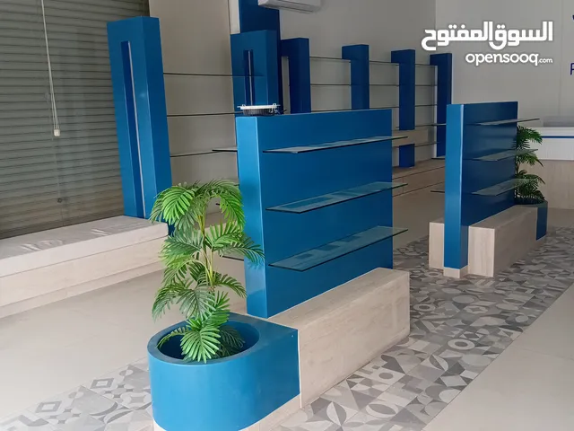 يوجد ديكور محل للبيع بسعر مغري صيدليه للجدين ارجاء تفصيل عا ارقم الموجود