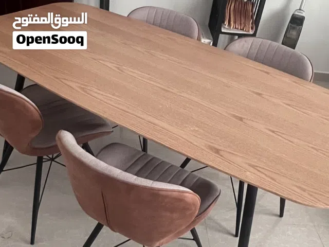 Dining table for sale in excellent condition