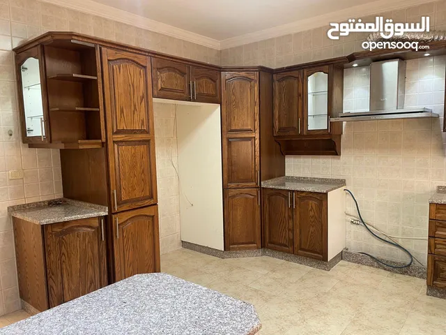 شقة فارغة للايجار في منطقة ام السماق 220م