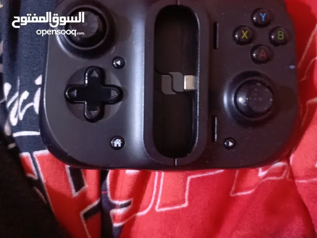 يد تشبك في الهاتف