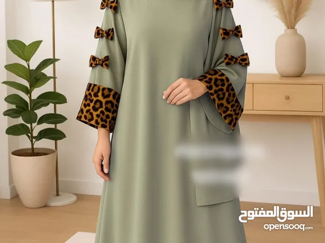 *عباية التايجر الملكية بتفاصيل مميزه* أضيفي لمسة من الرقي إلى إطلالتك مع العباية الفاخرة ذات التصم