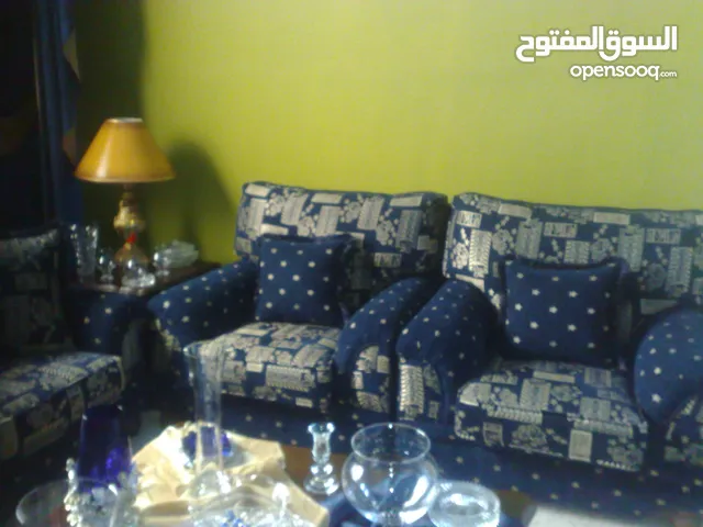 طقم كنب بحال جديد استعمال بسيط ولون ملوكي