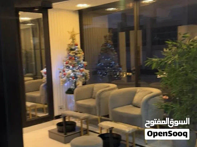 عدة اظافر كاملة مع الكراسي والمغاسل والاجهزه طبعا العده كامله شبه جديده و ممتازه وبرندات