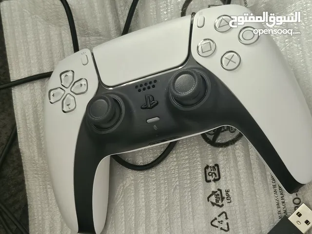 يد بلاي ستيشن 5 اصليه جديده لم تستعمل للبيع مع شاحنها الاصلي لون ابيض