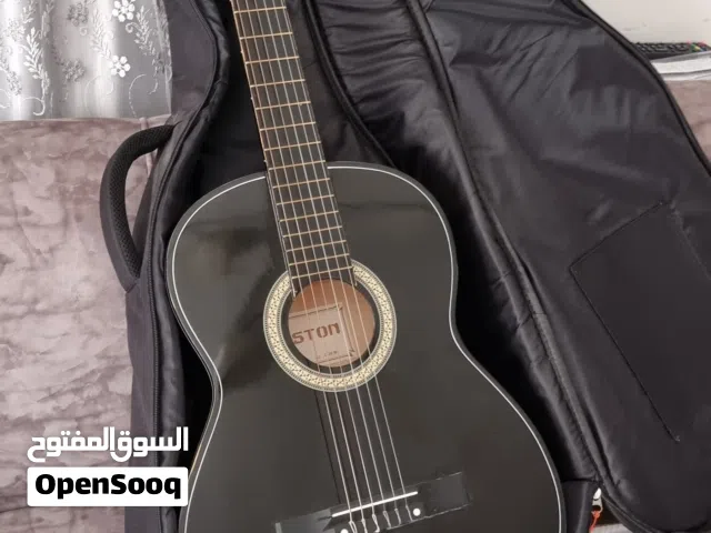كيتار كلاسيكي اسود نظيف مع حقيبة مبطنة سعر 40 دينار