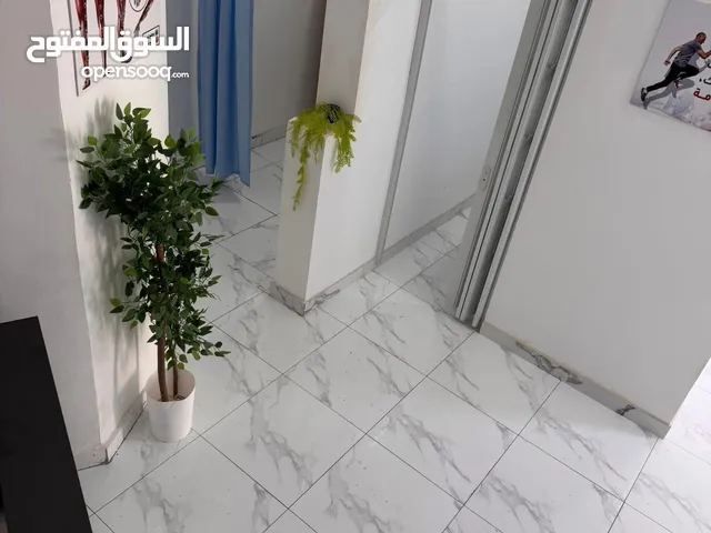 مركز حجامه طابقين للبيع جديد 3 كراسي خاصة بالحجامه وغرفة تدليك واسره وكرسي انتظار