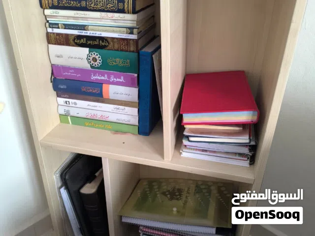 مكتبة خشبية متعددة الأقسام