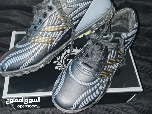 حذاء كرة قدم جديد مش ملبوس نمره 43 حبيبات