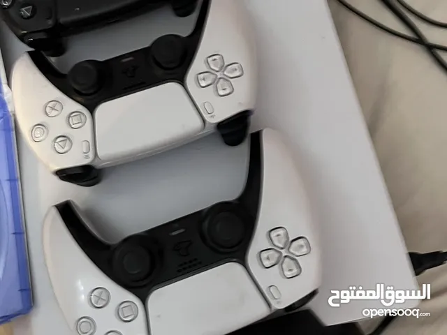 سوني 5 مب مستعمل ولا ملعوب فيه الا 7 مرات معاه السيدي و ثلاث اجهزة هو شغال و اموره طيبه ولا يحتاج شي