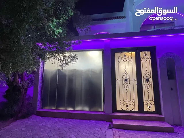 صالون فخم VIP للبيع بموقع ممتاز بمنطقة المعترض بتصمم ومعدات براند