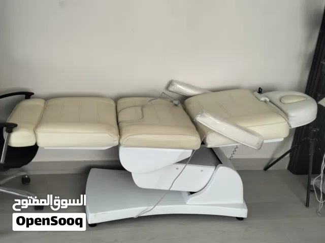سرير كهربائي لصالونات التجميل مع جهاز بشرة ولامبة بسعر 250 دينار