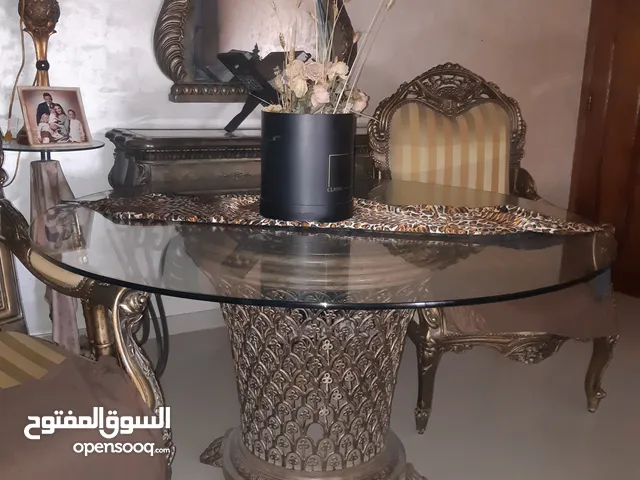 طاولة غرفة الضيوف