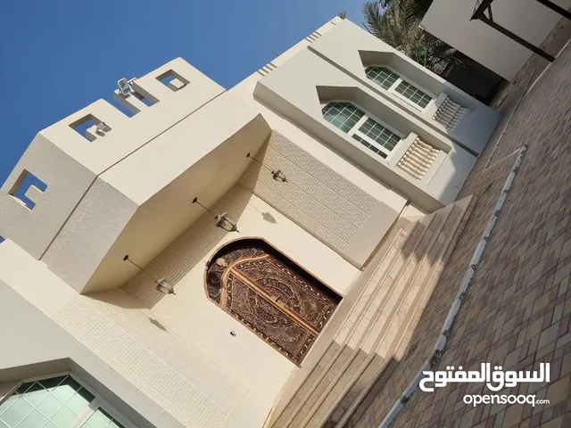 فيلا بمساحة أرض كبيرة مع خدمات و مواقف برملة زاخر العين للعائلات فقط