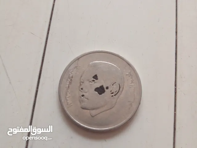 عملة معدنية من فئة 1 درهم محمد السادس  فيها خطأ في التركيبة المعدنية مما تعرض احد المعادن للأكسدة