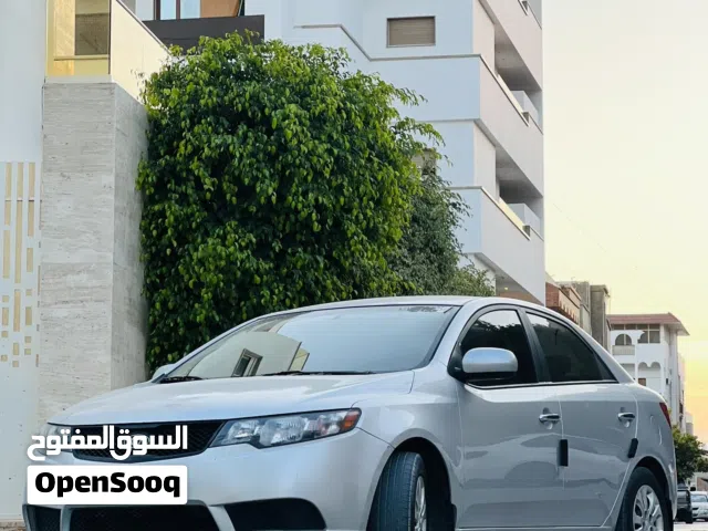 2011 كيا سيراتو Standard