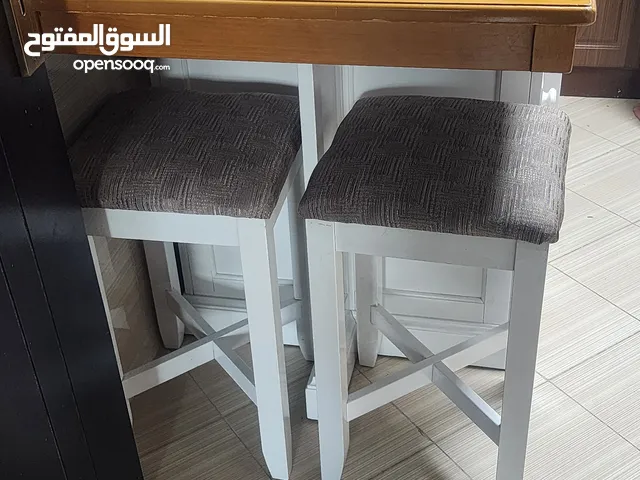 طاولة مطبخ بحالة جيدة سبب البيع انتقال ومساحة صغيرة