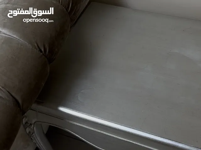 اثاث غنفات لغرفة الجلوس مع طاولات جانبية للبيع 2000 درهم