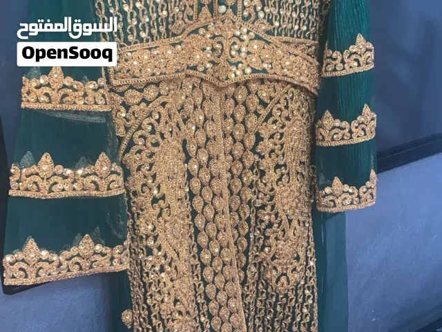 قفطان مغربي ملكي بامتياز، يجمع بين اللون الأخضر الزمردي والذهبي، وهو مزيج بين الألوان الأشهر