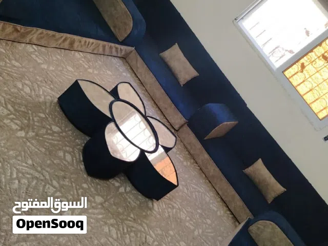 مجلس فراش عربي كامل شبه جديد مع الموكيته والبرداي وايطار الشاشه
