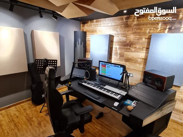 متخصصين بصناعة الطاولات الاستديوهات الاحترافية وابواب الخشب