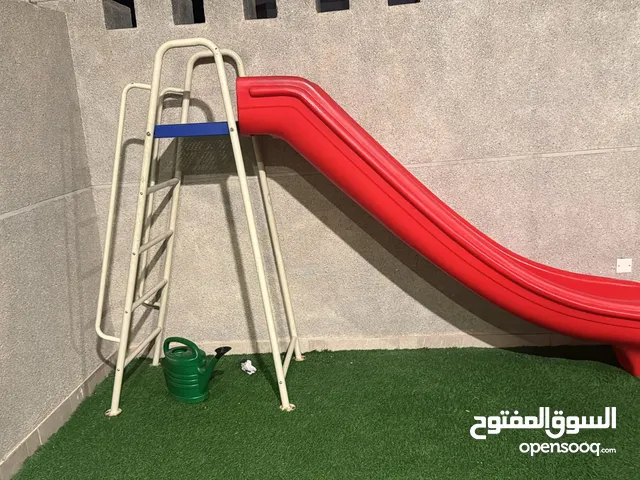 ألعاب أطفال زحلقانية شبه جديدة
