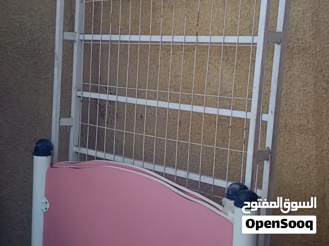 سرير مستعمل للبيع