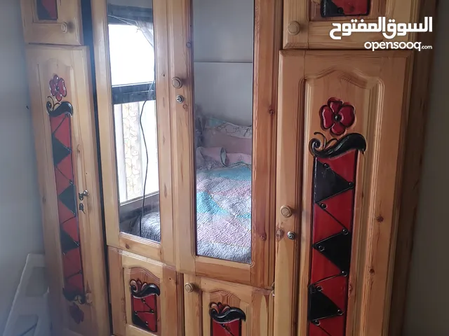 دولاب خشب اصلي مش محشي ست فتحات ثلاث صغير وثلاث واسعه يكفي ل ثلاثه اشخاص